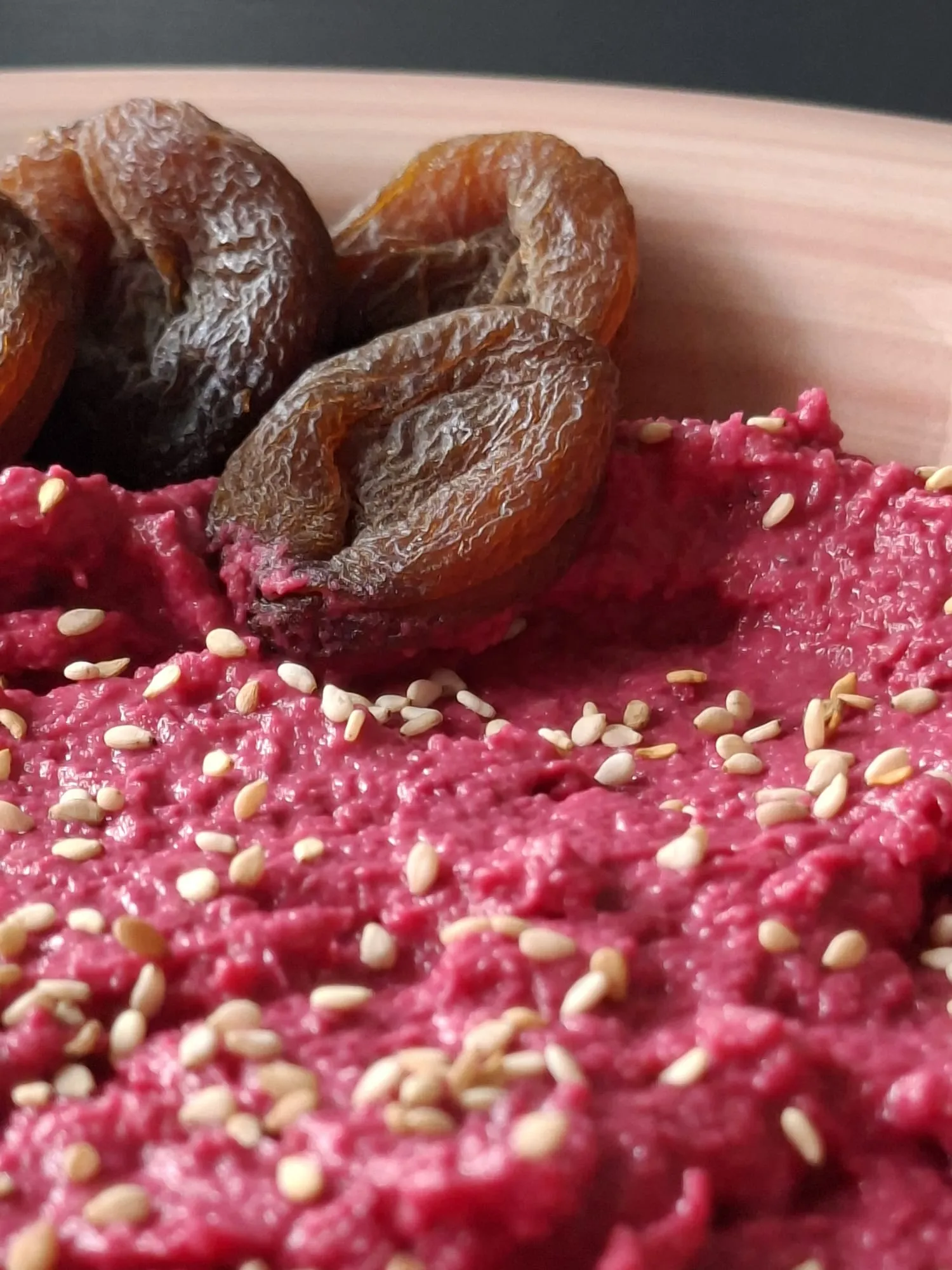 Hummus di barbabietola con semi di sesamo e albicocche secche, che ho preparato io