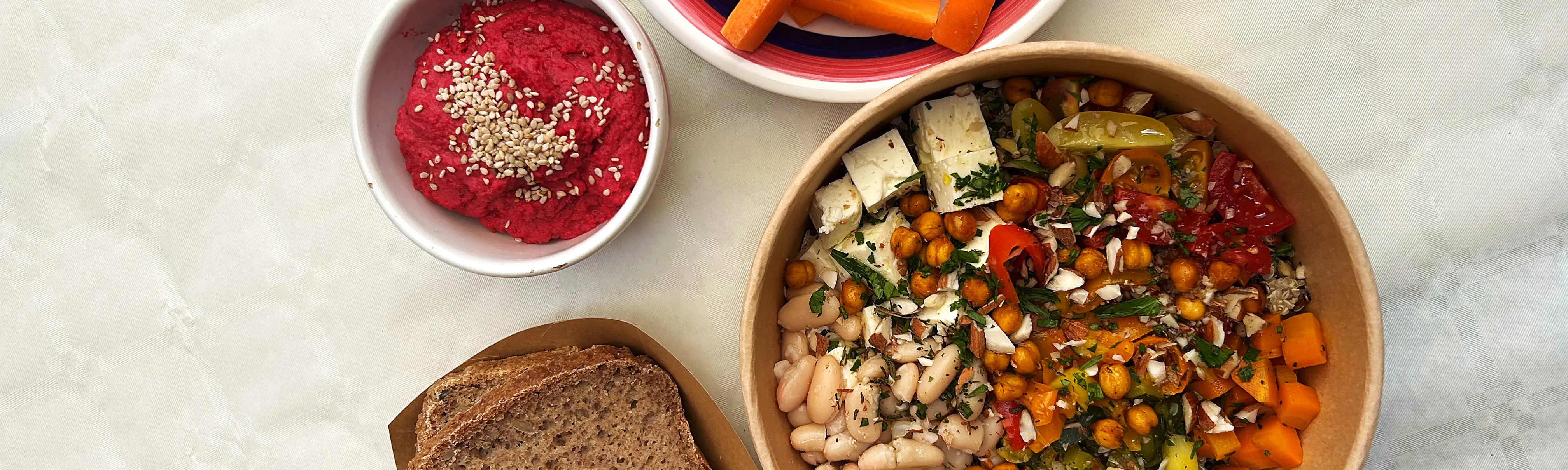 Il pranzo che ho preparato il 23 agosto: bowl con fagioli, ceci croccanti, feta e verdure, hummus di barbabietola, pane e carote