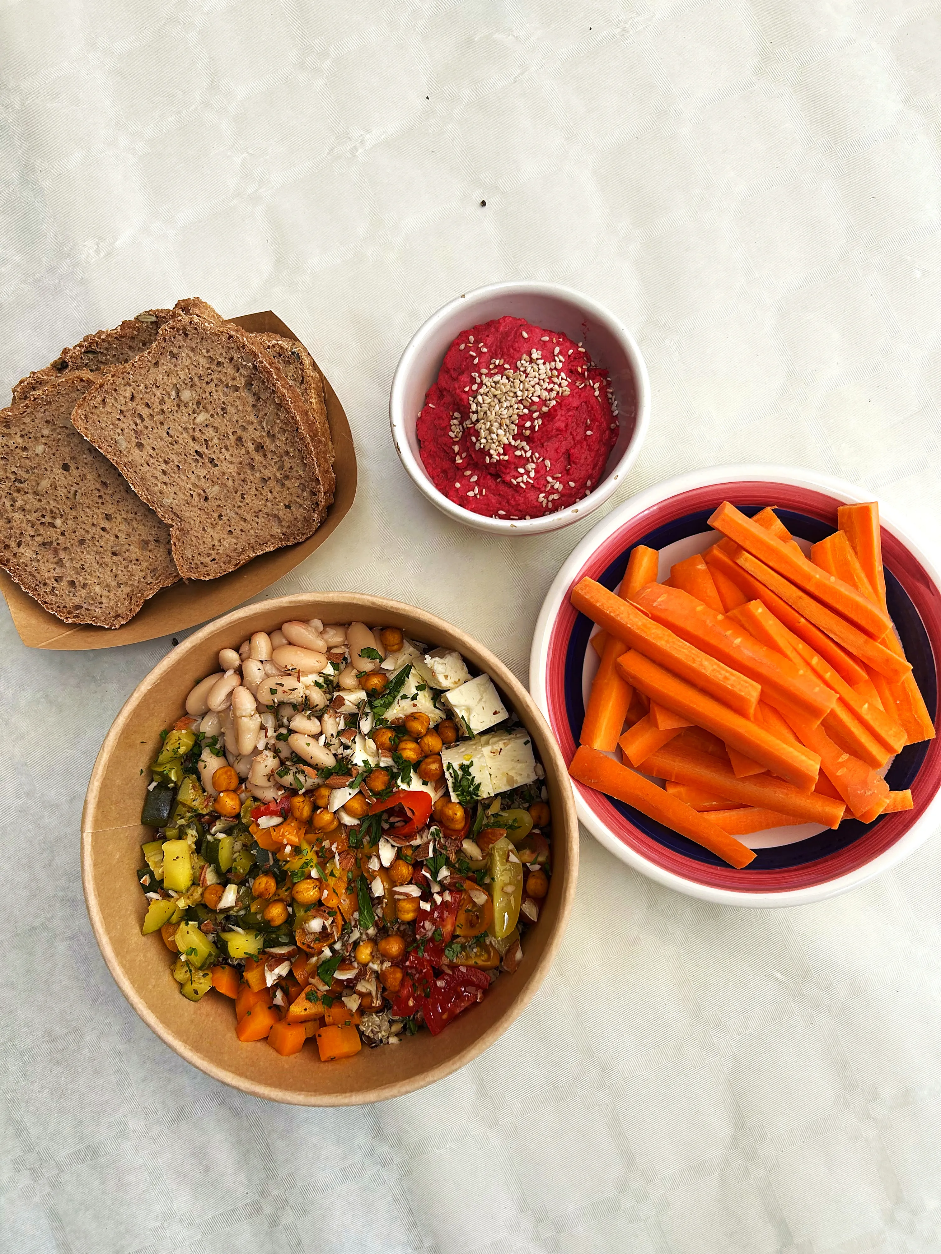 Il pranzo che ho preparato il 23 agosto: bowl con fagioli, ceci croccanti, feta e verdure, hummus di barbabietola, pane e carote